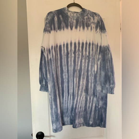 Mock neck shift sweatshirt dress in tie dye. - Picture 3 of 5